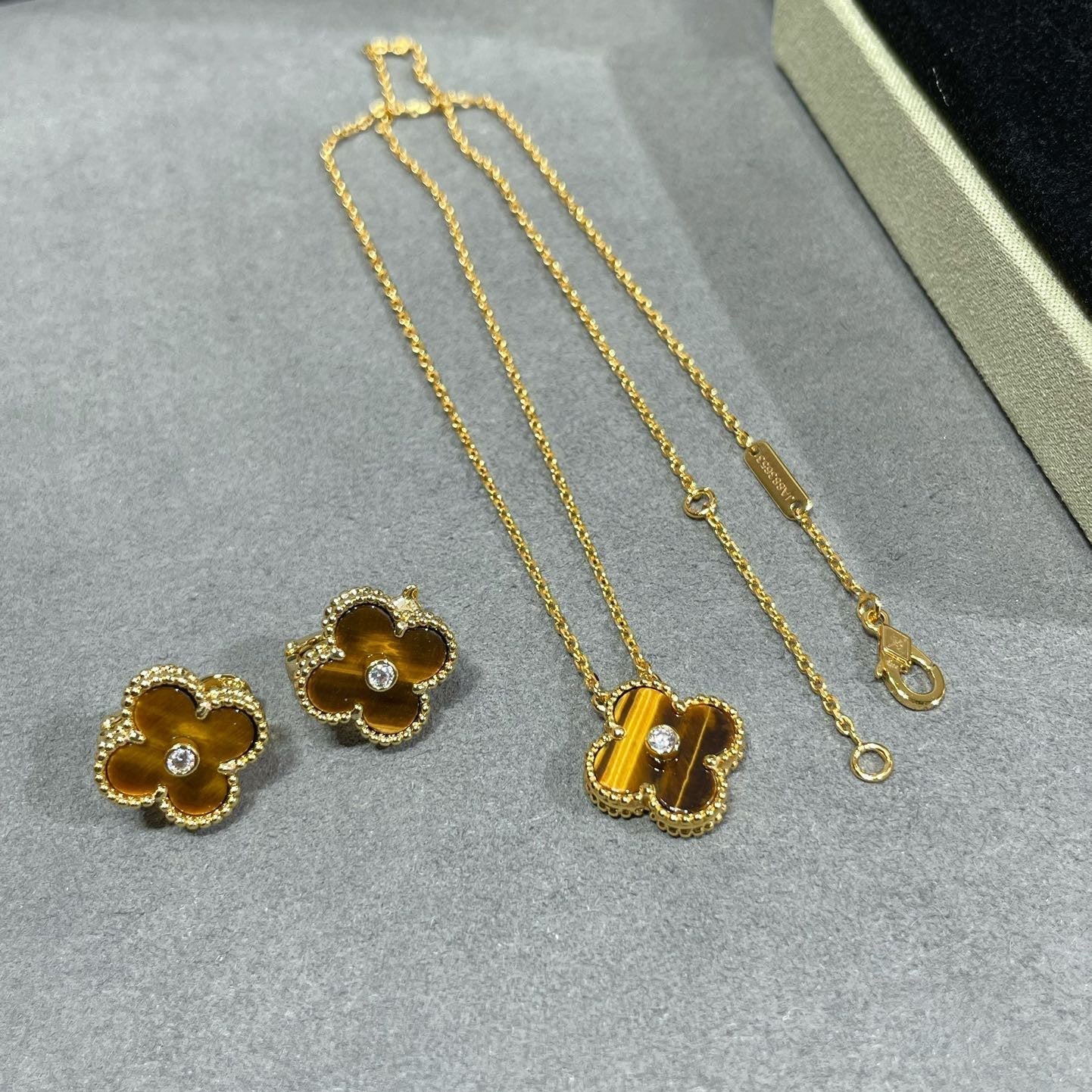 [Love's Uplift]CLOVER 15MM DIAMOND AND YELLOW TIGER'S EYE AGATE necklace