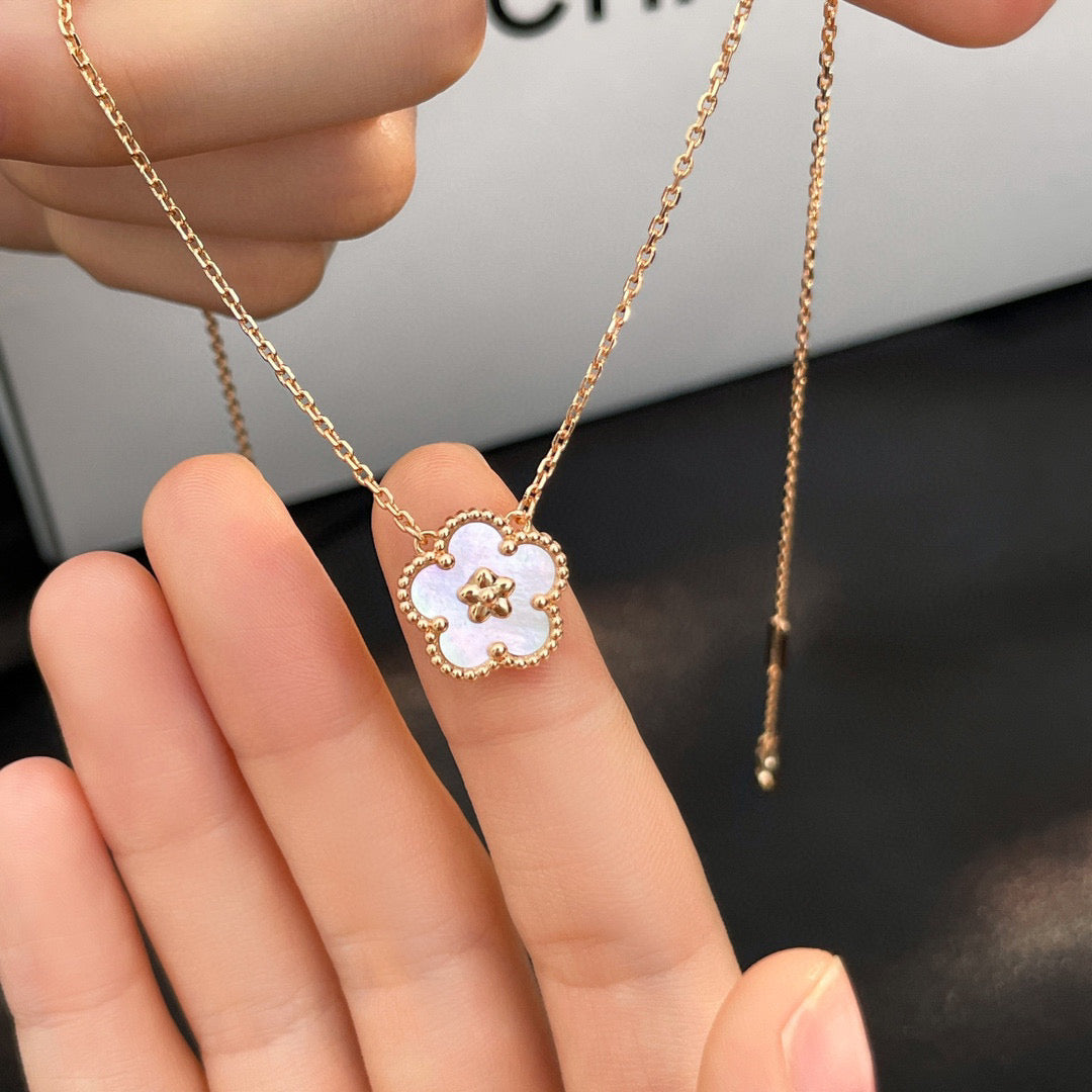 [Love's Uplift]LUCKY  WHITE MOP  PLUM BLOSSOM NECKLACE