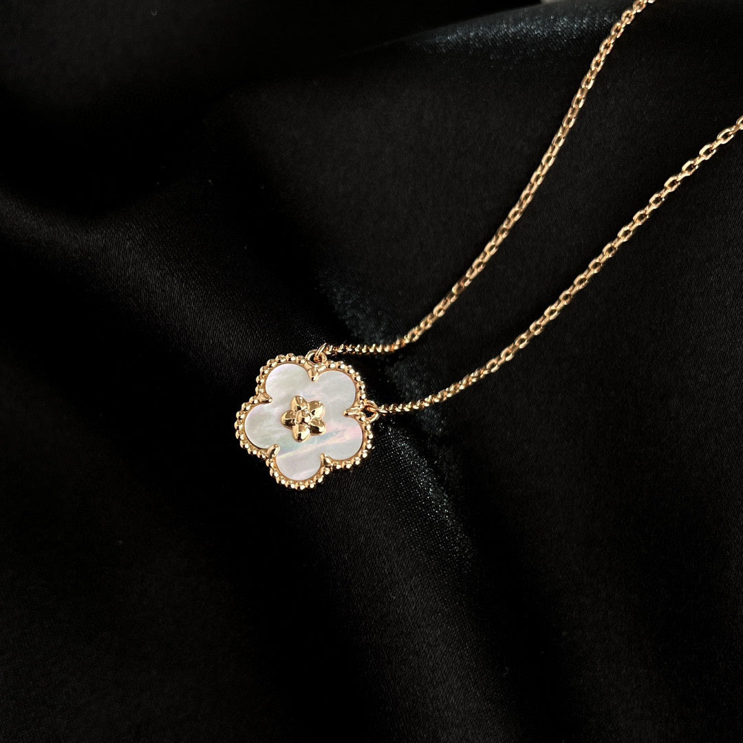 [Love's Uplift]LUCKY  WHITE MOP  PLUM BLOSSOM NECKLACE