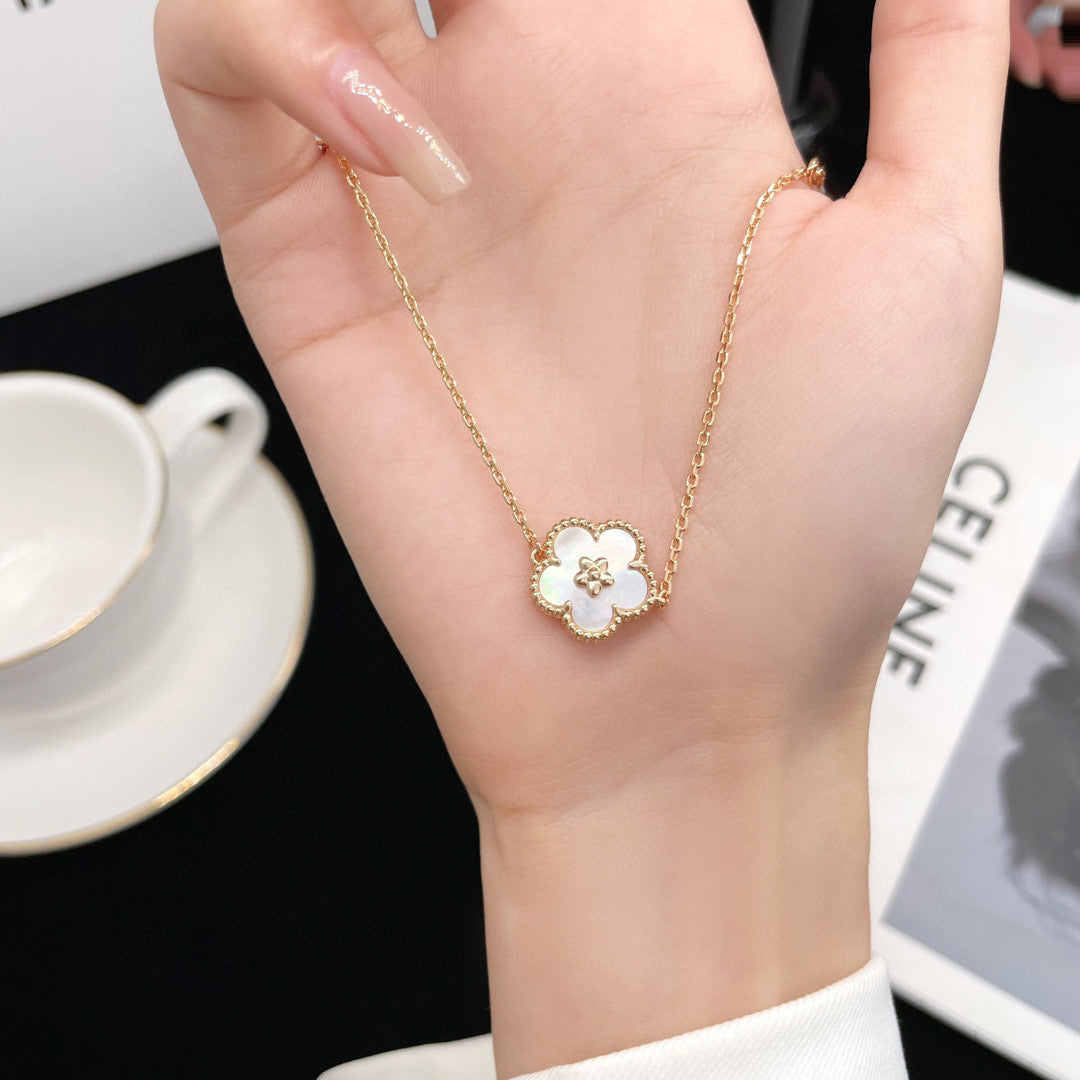 [Love's Uplift]LUCKY WHITE MOP PLUM BLOSSOM  BRACELET