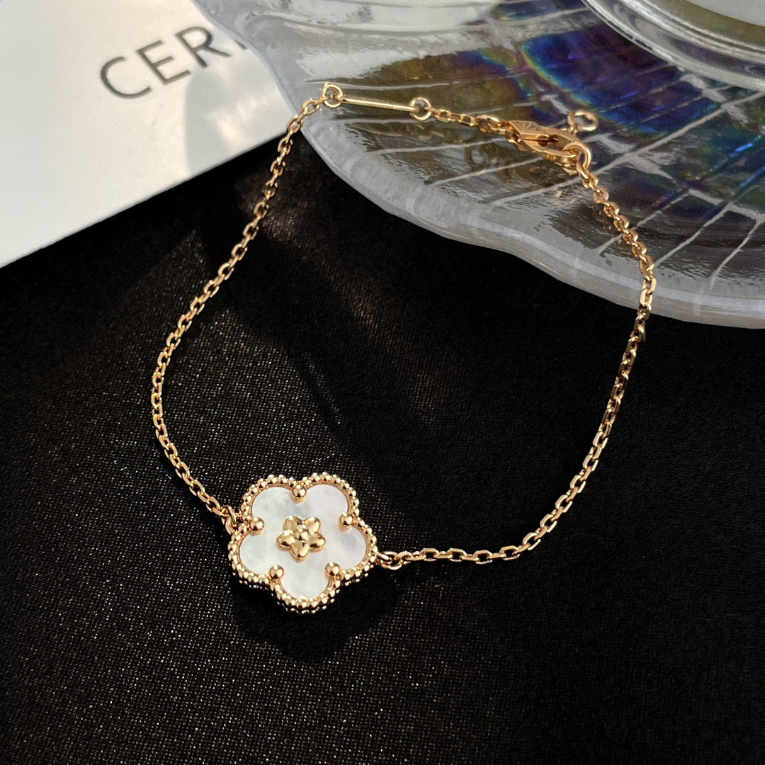 [Love's Uplift]LUCKY WHITE MOP PLUM BLOSSOM  BRACELET