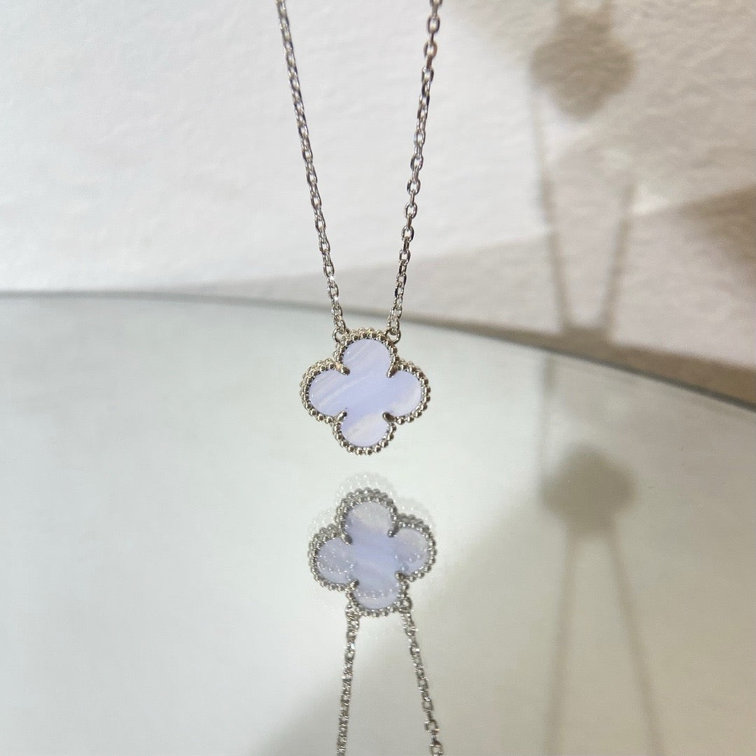 [Love's Uplift]CLOVER 15MM BLUE CHALCEDONY NECKLACE SILVER