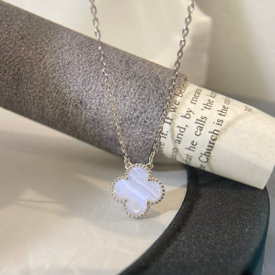 [Love's Uplift]CLOVER 15MM BLUE CHALCEDONY NECKLACE SILVER