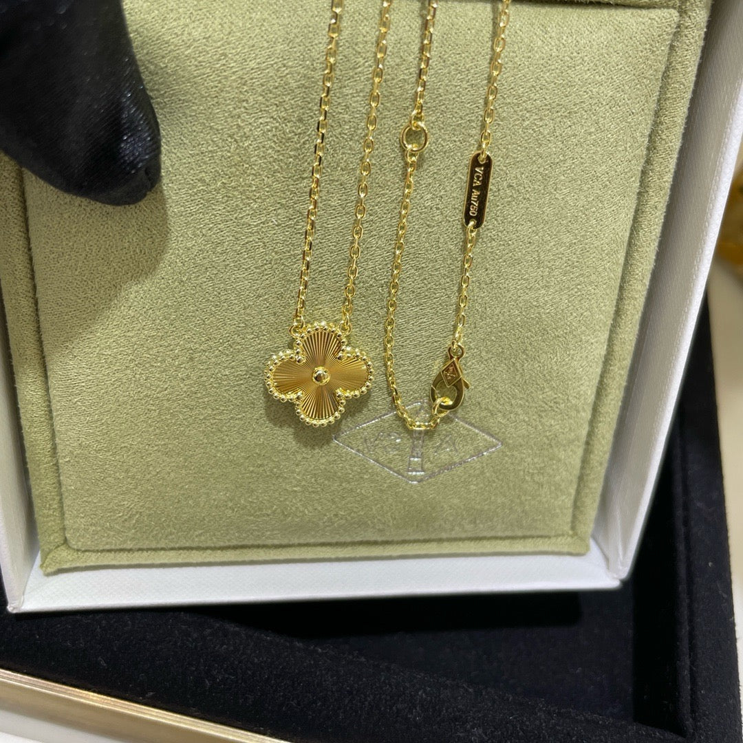 [Love's Uplift]CLOVER 15MM LASER NECKLACE