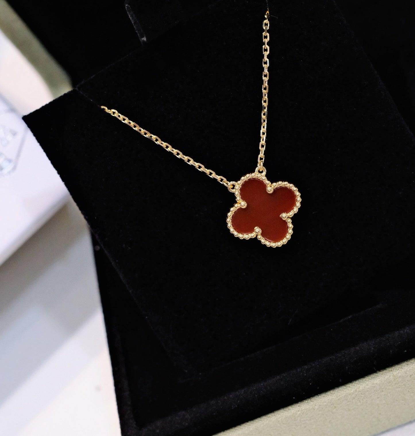 [Love's Uplift]CLOVER 15MM CARNELIAN SINGLE FLOWER NECKLACE