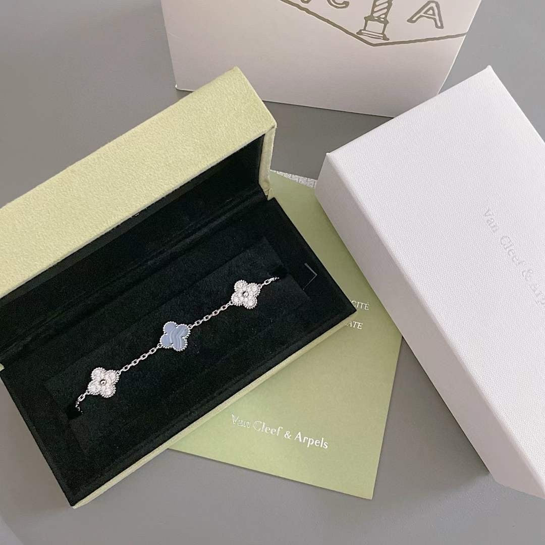 [Love's Uplift] CLOVER 5 MOTIF PURPLE CHALCEDONY BRACELET COLLECTION