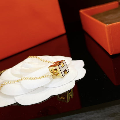 [Love's Uplift]H WHITE SQUARE GOLD NECKLACE