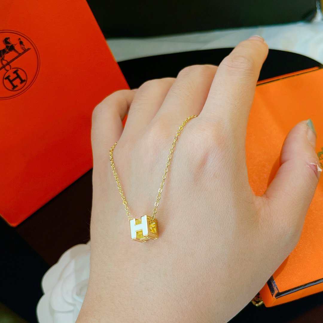 [Love's Uplift]H WHITE SQUARE GOLD NECKLACE