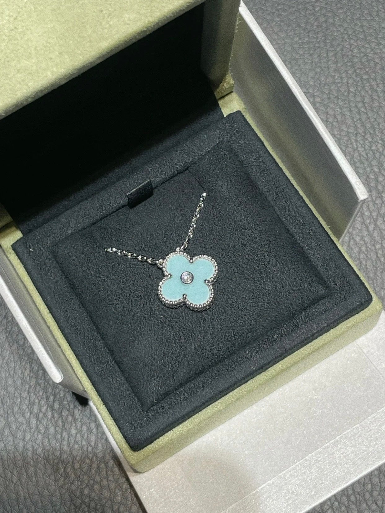 [Love's Uplift]CLOVER 1 DIAMOND LIGHT BLUE SILVER NECKLACE