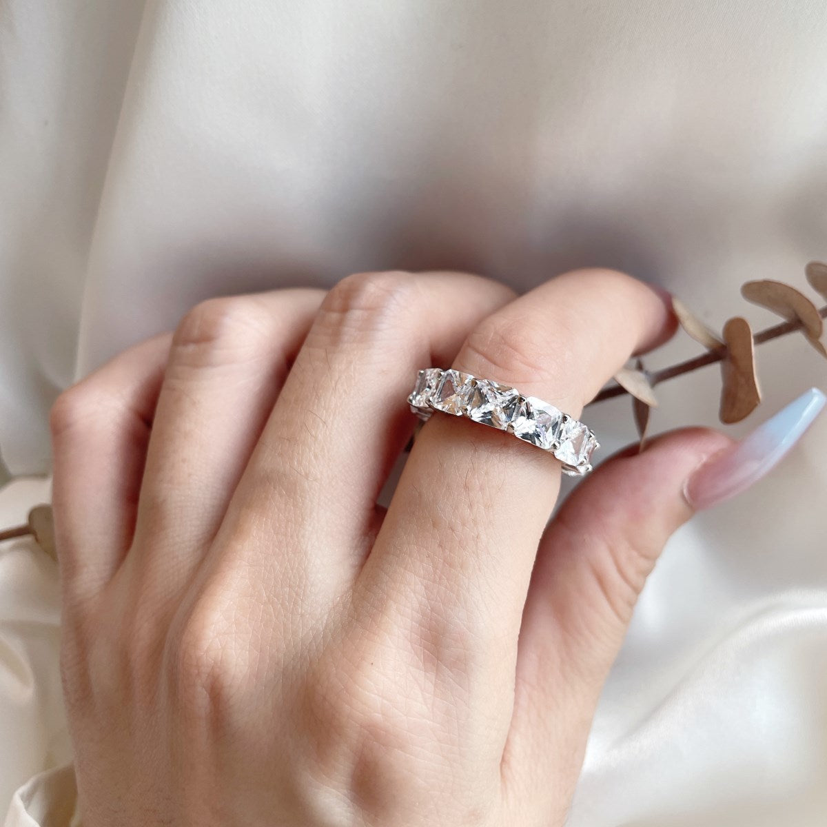 [Love's Uplift]Elegant Princess Cut Tennis Ring