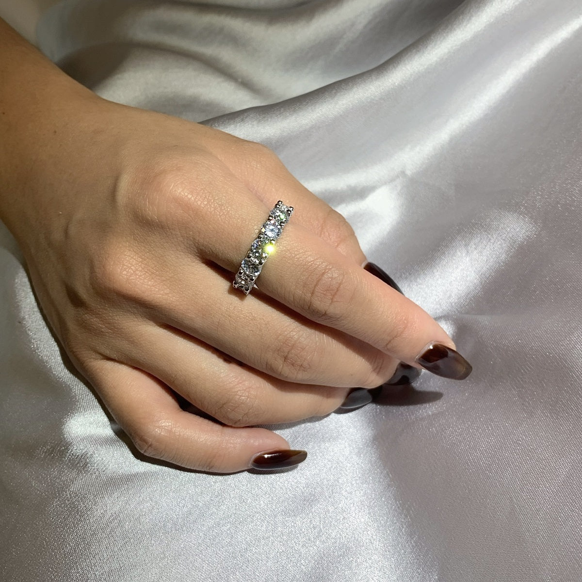 [Love's Uplift]Gorgeous Round Cut Tennis Ring