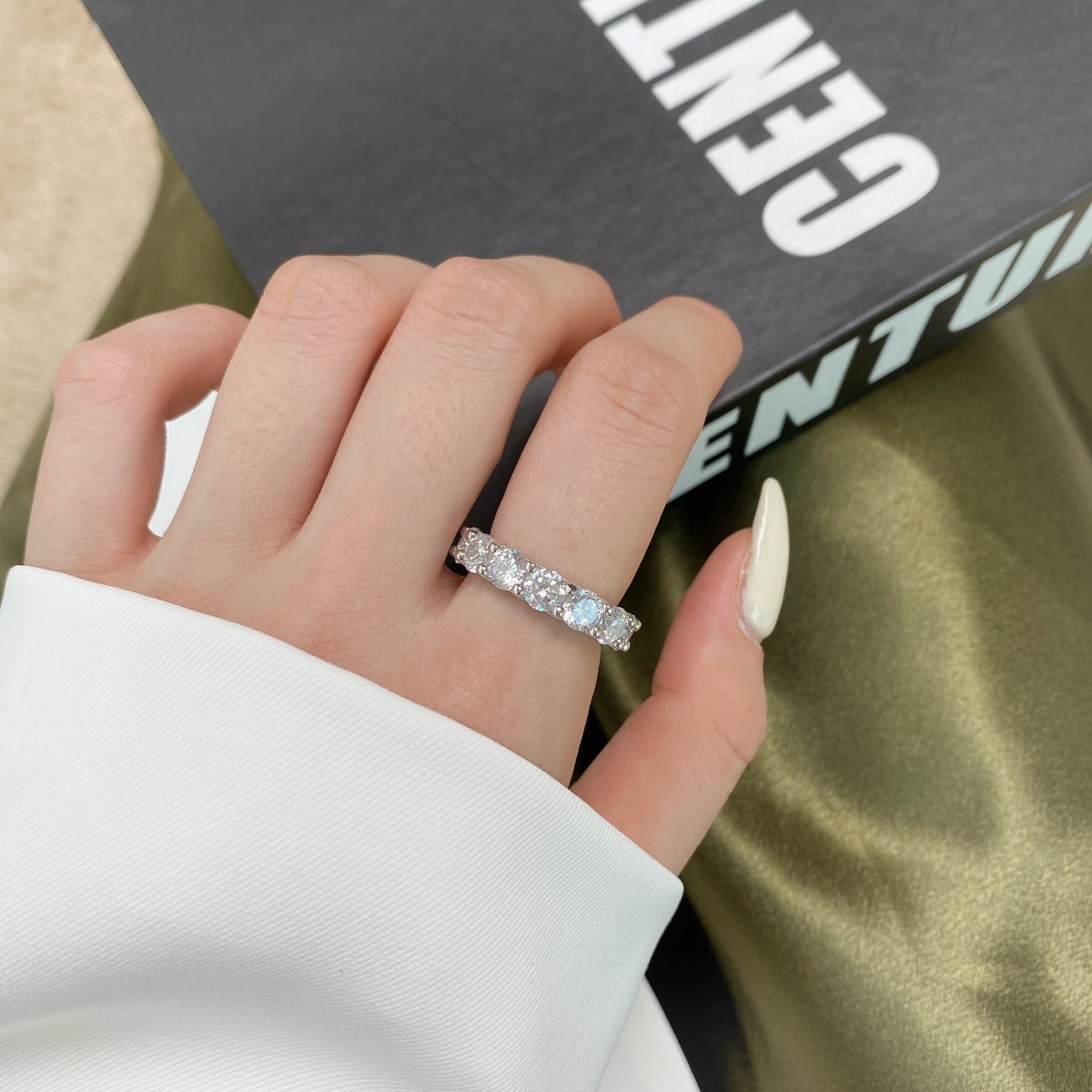 [Love's Uplift]Gorgeous Round Cut Tennis Ring