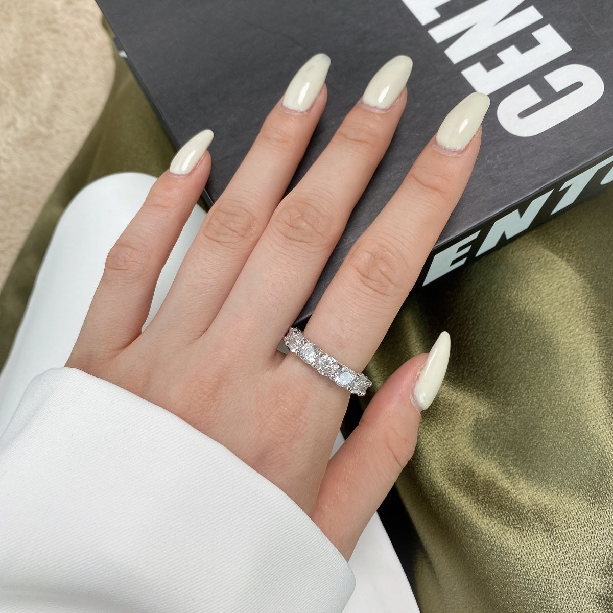 [Love's Uplift]Gorgeous Round Cut Tennis Ring