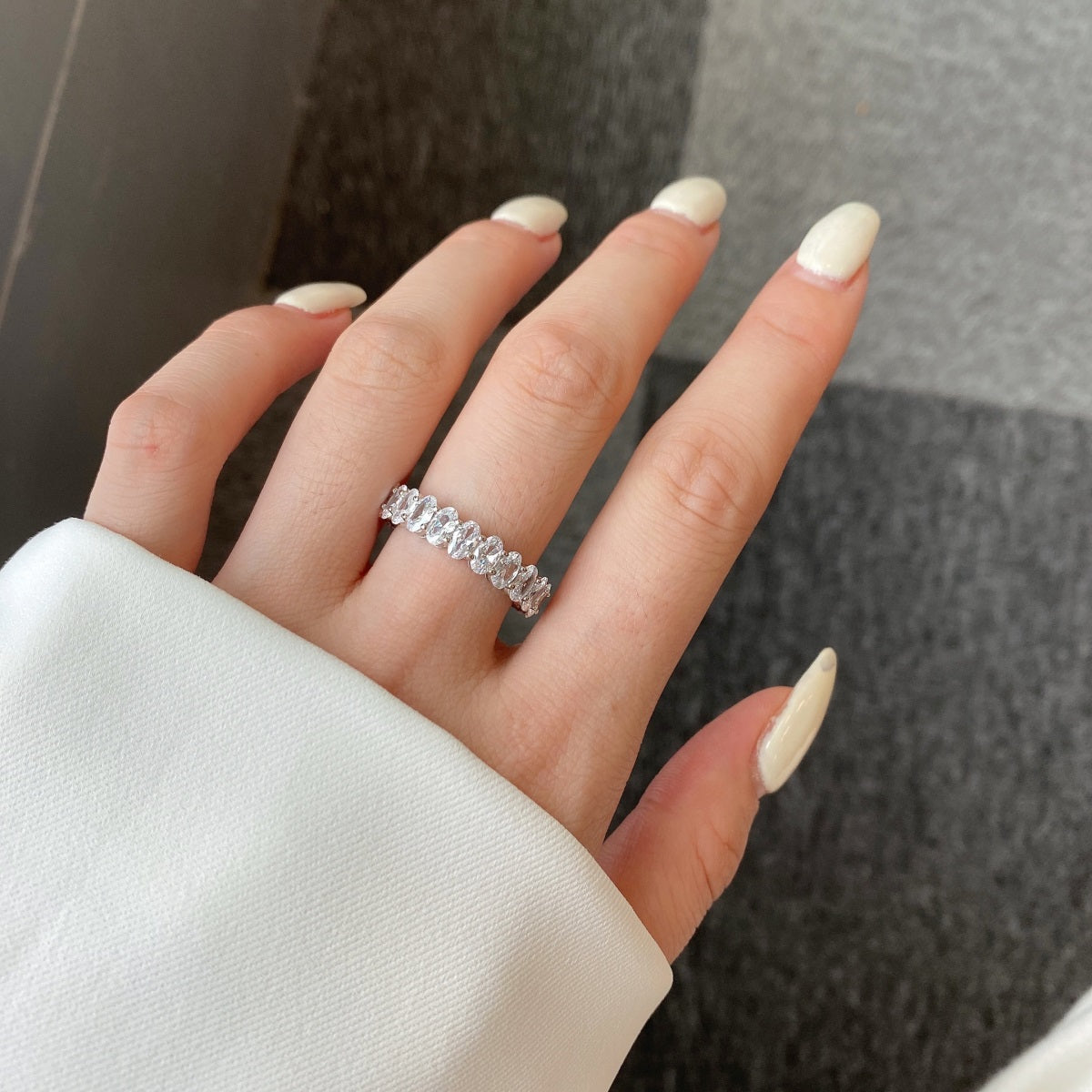 [Love's Uplift]Ornate Oval Cut Tennis Ring