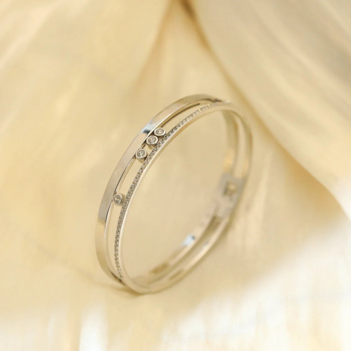 [Love's Uplift ]Move Romane Diamond Bangle Bracelet