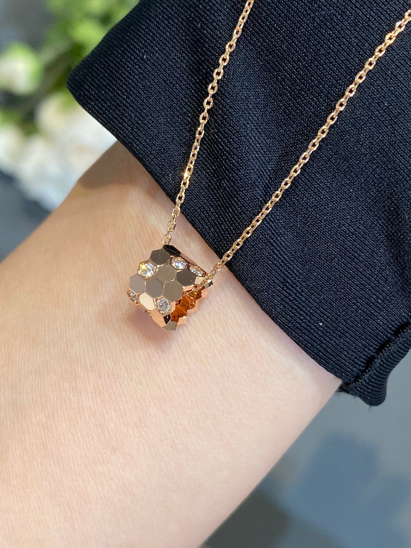 [Love's Uplift]BEE LOVE DIAMOND NECKLACE