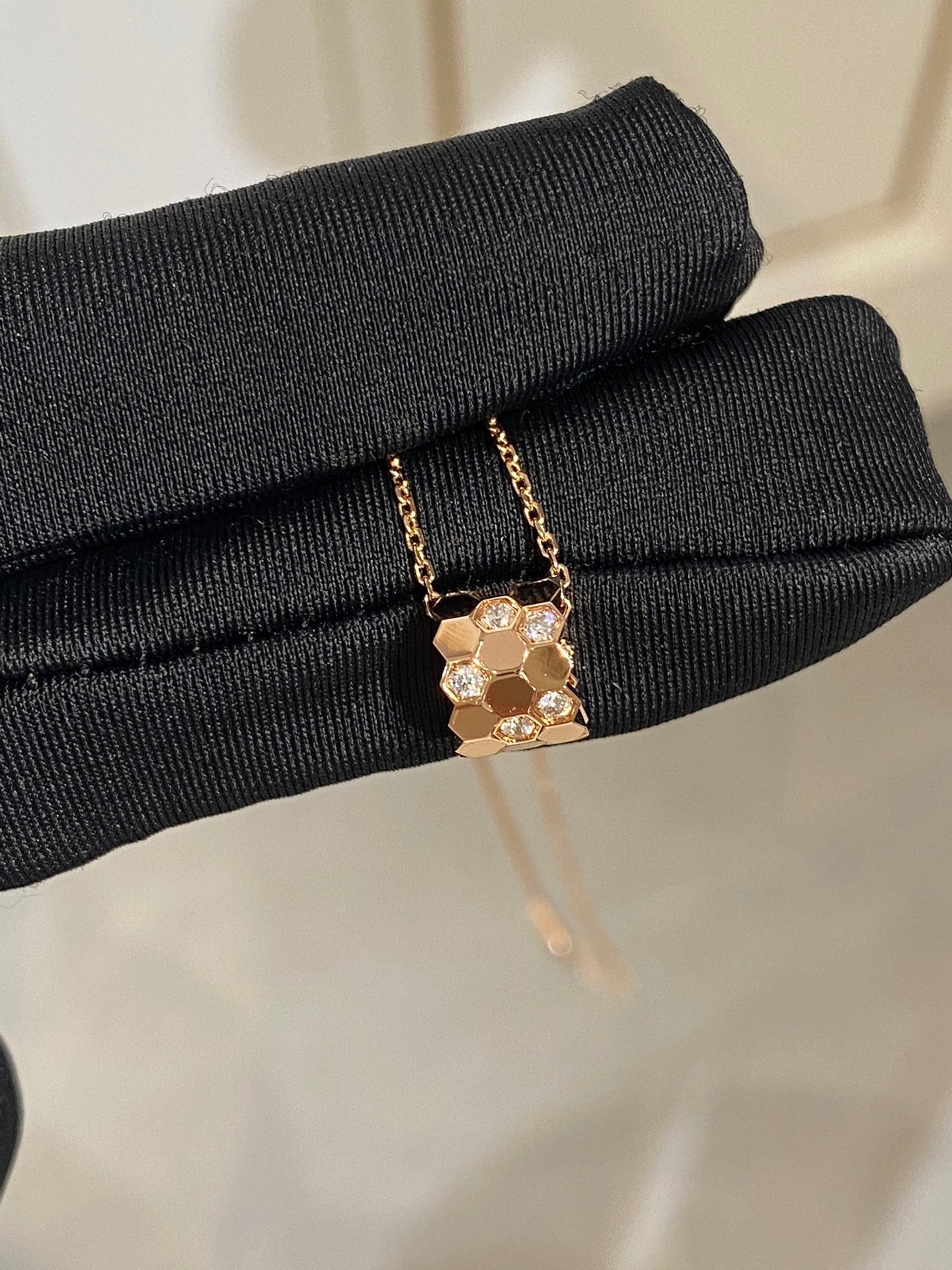 [Love's Uplift]BEE LOVE DIAMOND NECKLACE