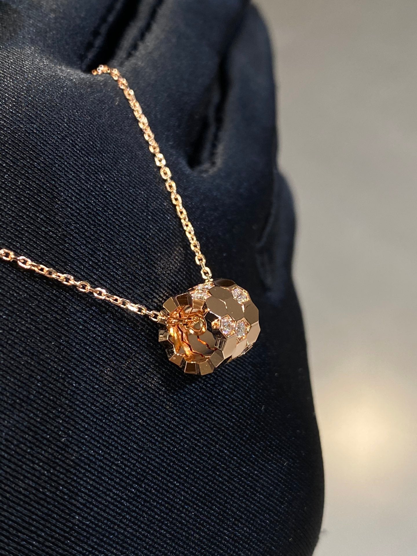 [Love's Uplift]BEE LOVE DIAMOND NECKLACE
