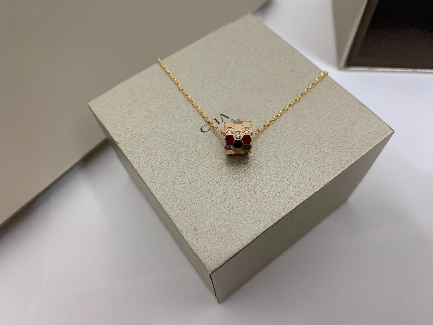 [Love's Uplift]BEE LOVE DIAMOND NECKLACE