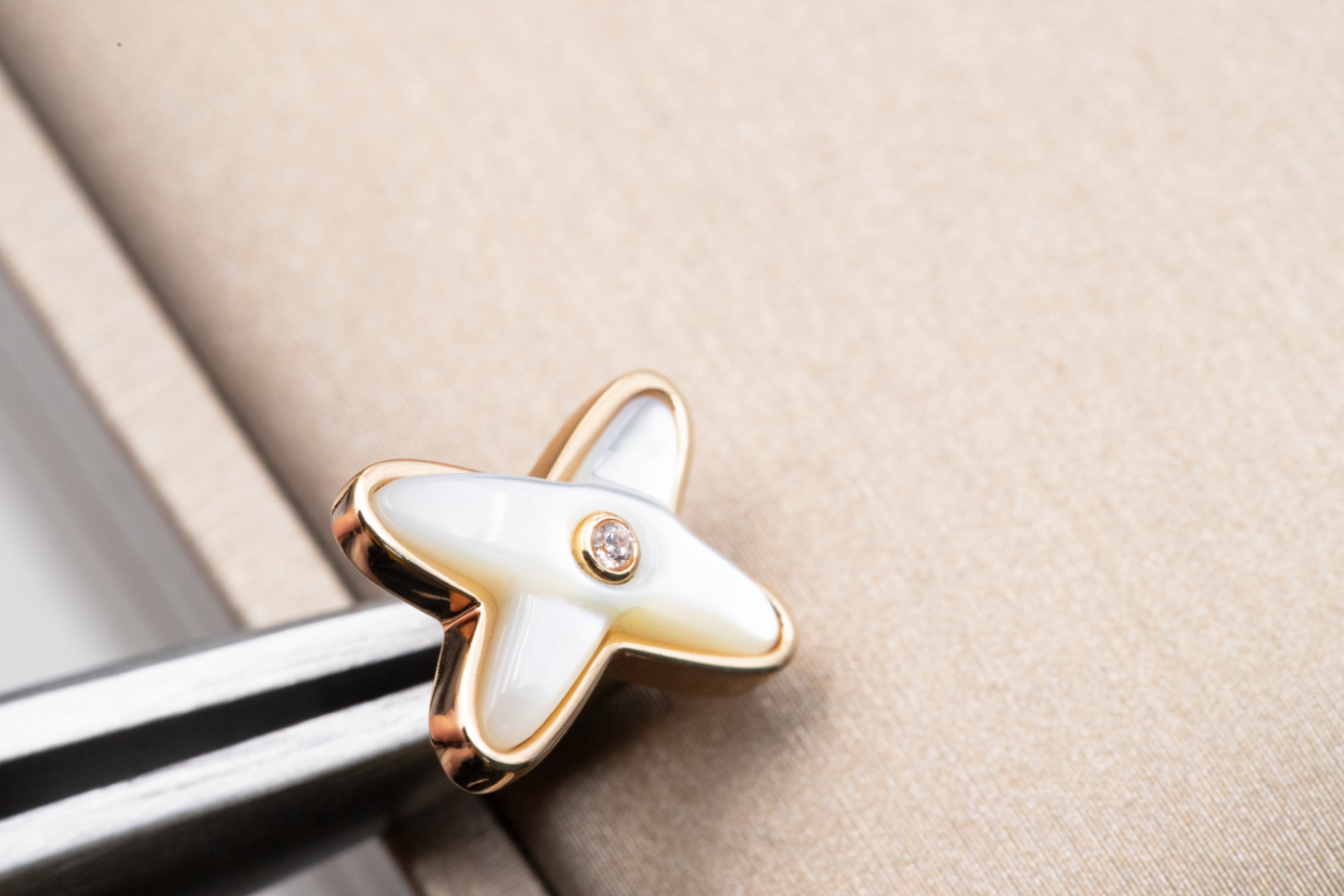 [Love's Uplift]JEUX DE WHITE MOP PINK GOLD DIAMOND EARRINGS