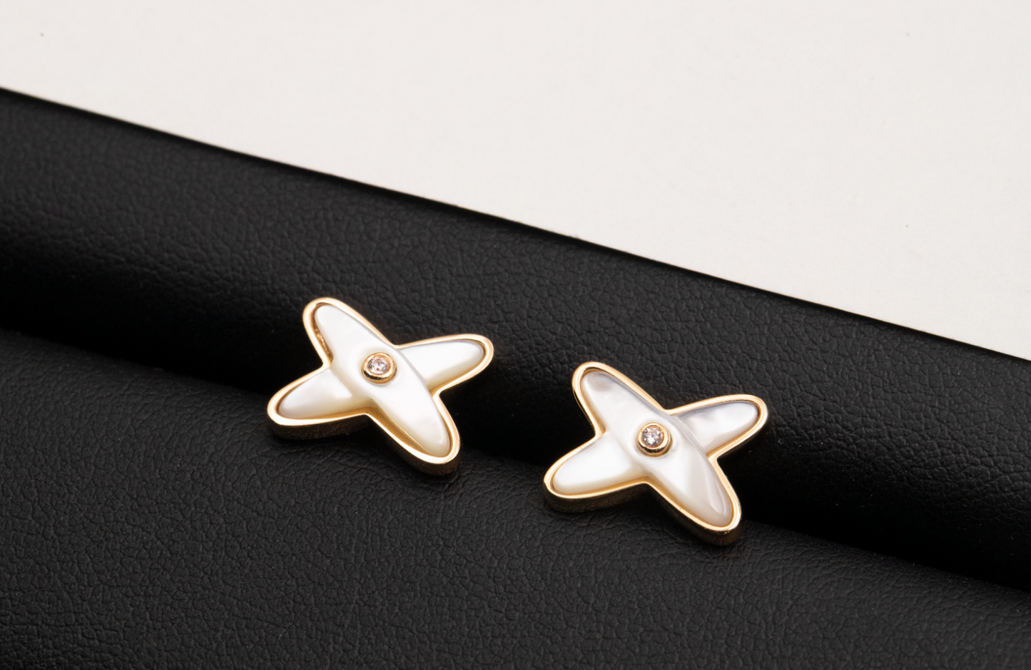[Love's Uplift]JEUX DE WHITE MOP PINK GOLD DIAMOND EARRINGS