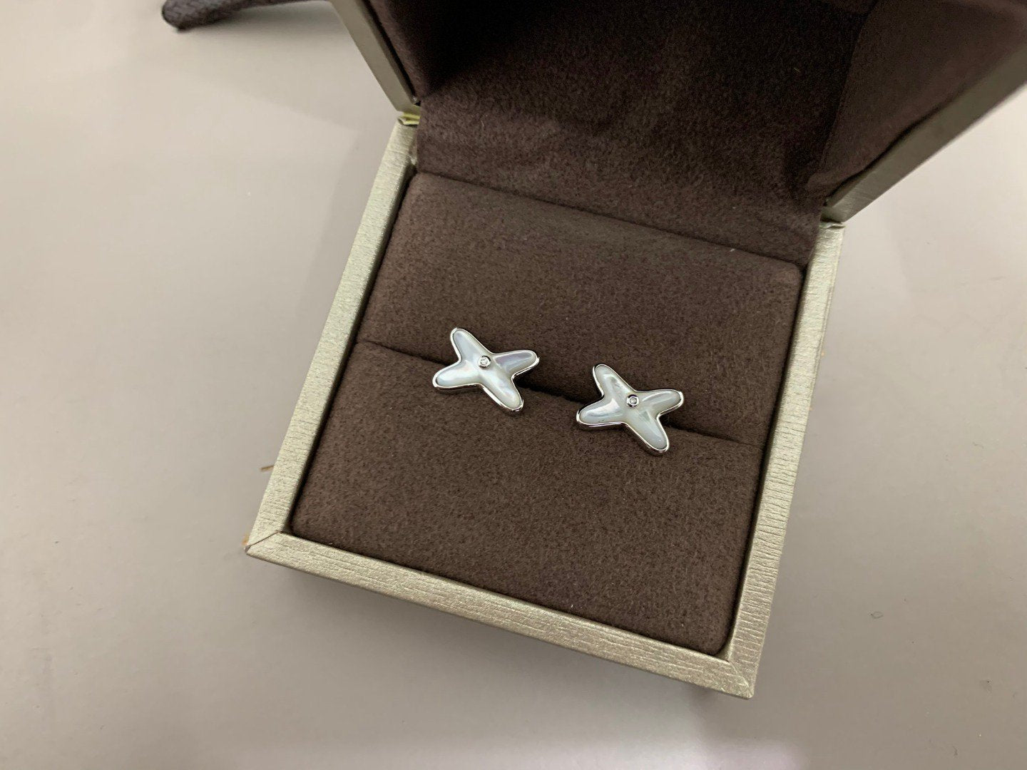[Love's Uplift]JEUX DE WHITE MOP SILVER DIAMOND EARRINGS