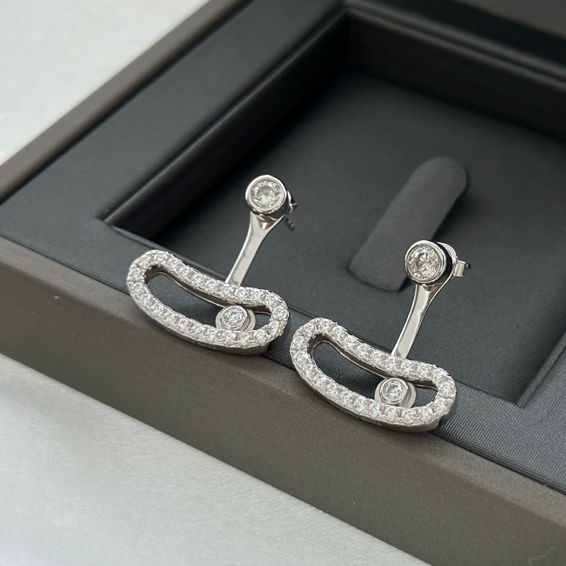 [Love's Uplift ]MOVE UNO SILVER DIAMOND EARRINGS