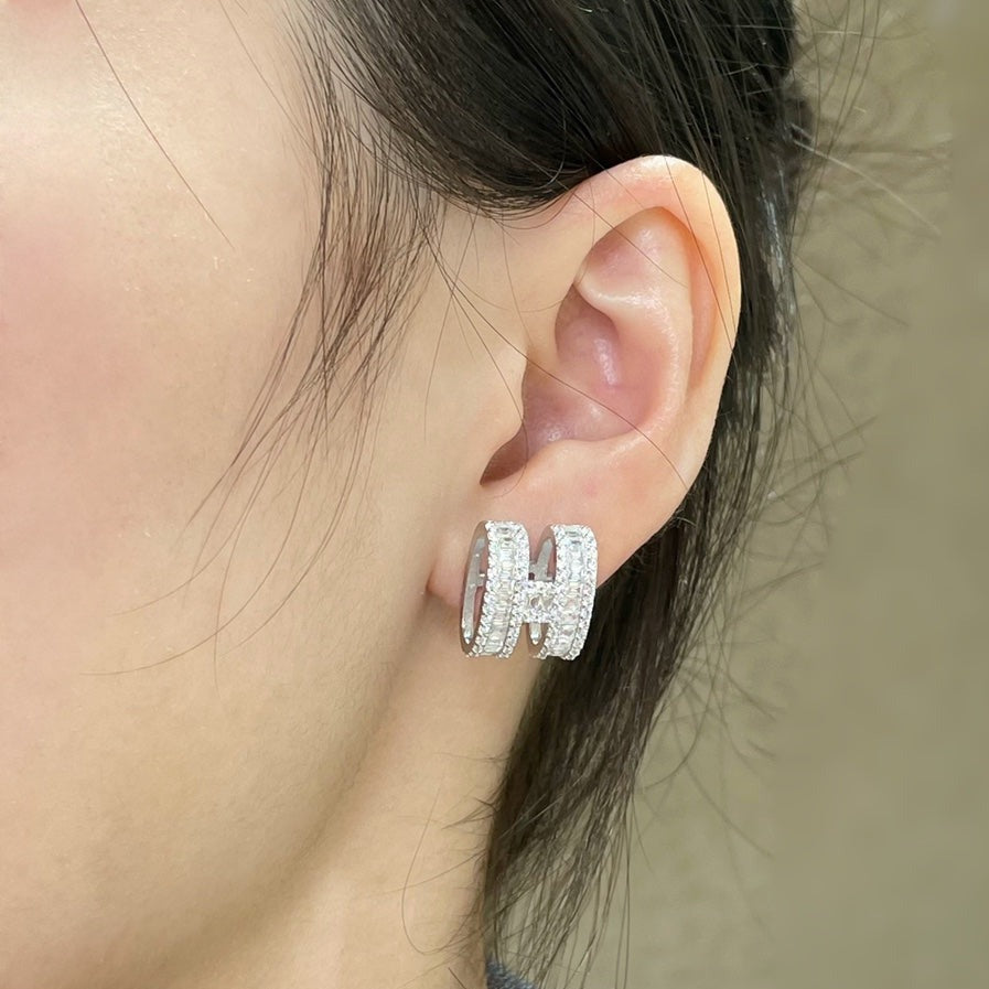 [Love's Uplift]H STUD EARRINGS WITH SILVER DIAMONDS