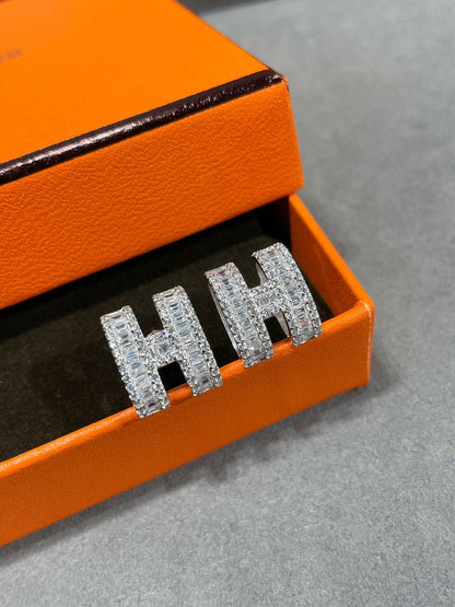 [Love's Uplift]H STUD EARRINGS WITH SILVER DIAMONDS