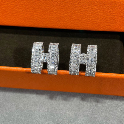 [Love's Uplift]H STUD EARRINGS WITH SILVER DIAMONDS