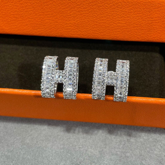 [Love's Uplift]H STUD EARRINGS WITH SILVER DIAMONDS