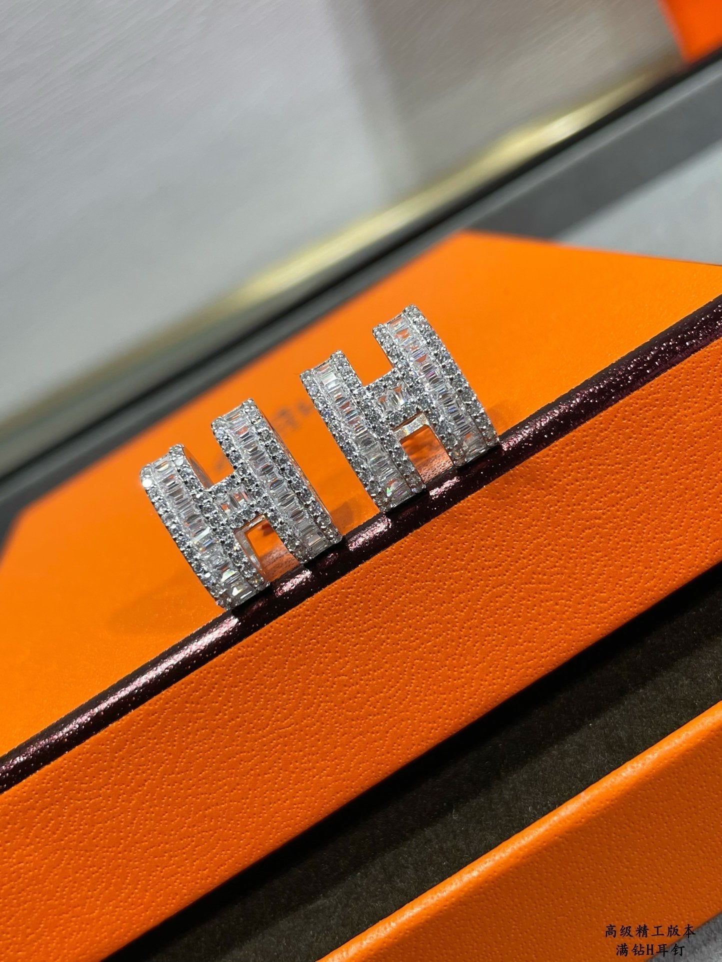 [Love's Uplift]H STUD EARRINGS WITH SILVER DIAMONDS