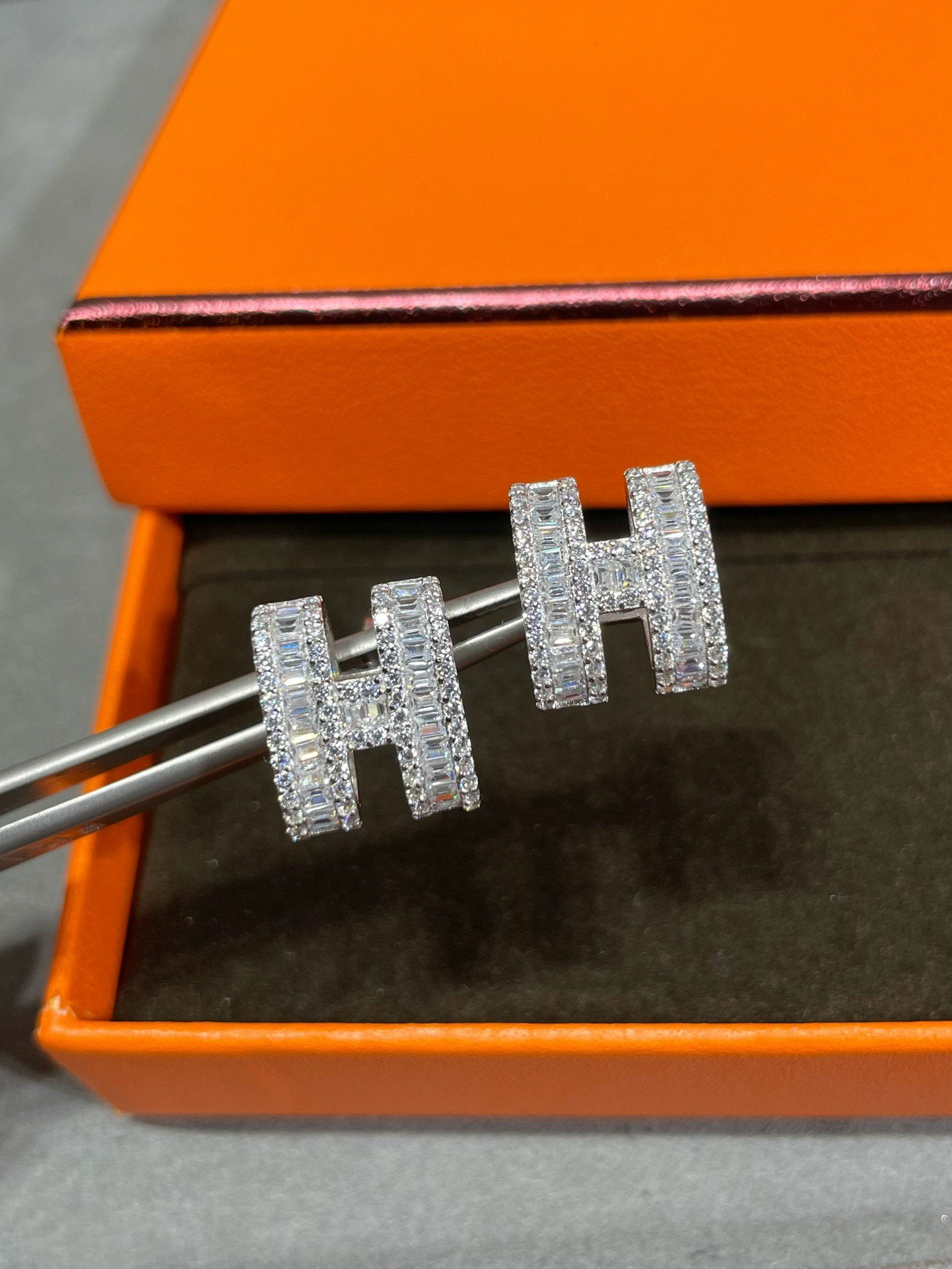 [Love's Uplift]H STUD EARRINGS WITH SILVER DIAMONDS