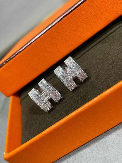 [Love's Uplift]H STUD EARRINGS WITH SILVER DIAMONDS