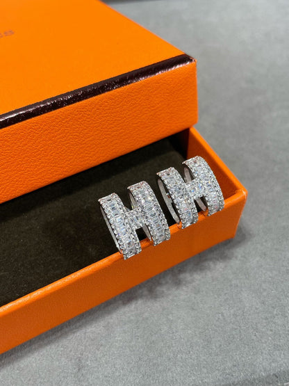 [Love's Uplift]H STUD EARRINGS WITH SILVER DIAMONDS