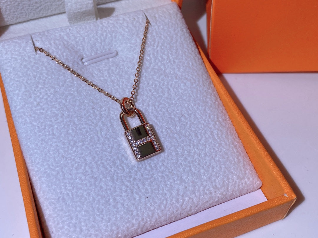 [Love's Uplift]HM ADVANCED NICHE LOCK HEAD NECKLACE DIAMONDS