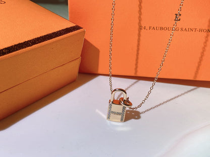 [Love's Uplift]HM ADVANCED NICHE LOCK HEAD NECKLACE DIAMONDS