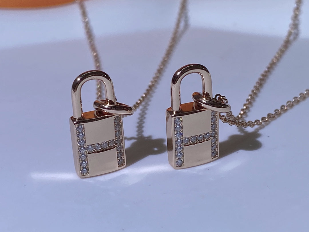 [Love's Uplift]HM ADVANCED NICHE LOCK HEAD NECKLACE DIAMONDS