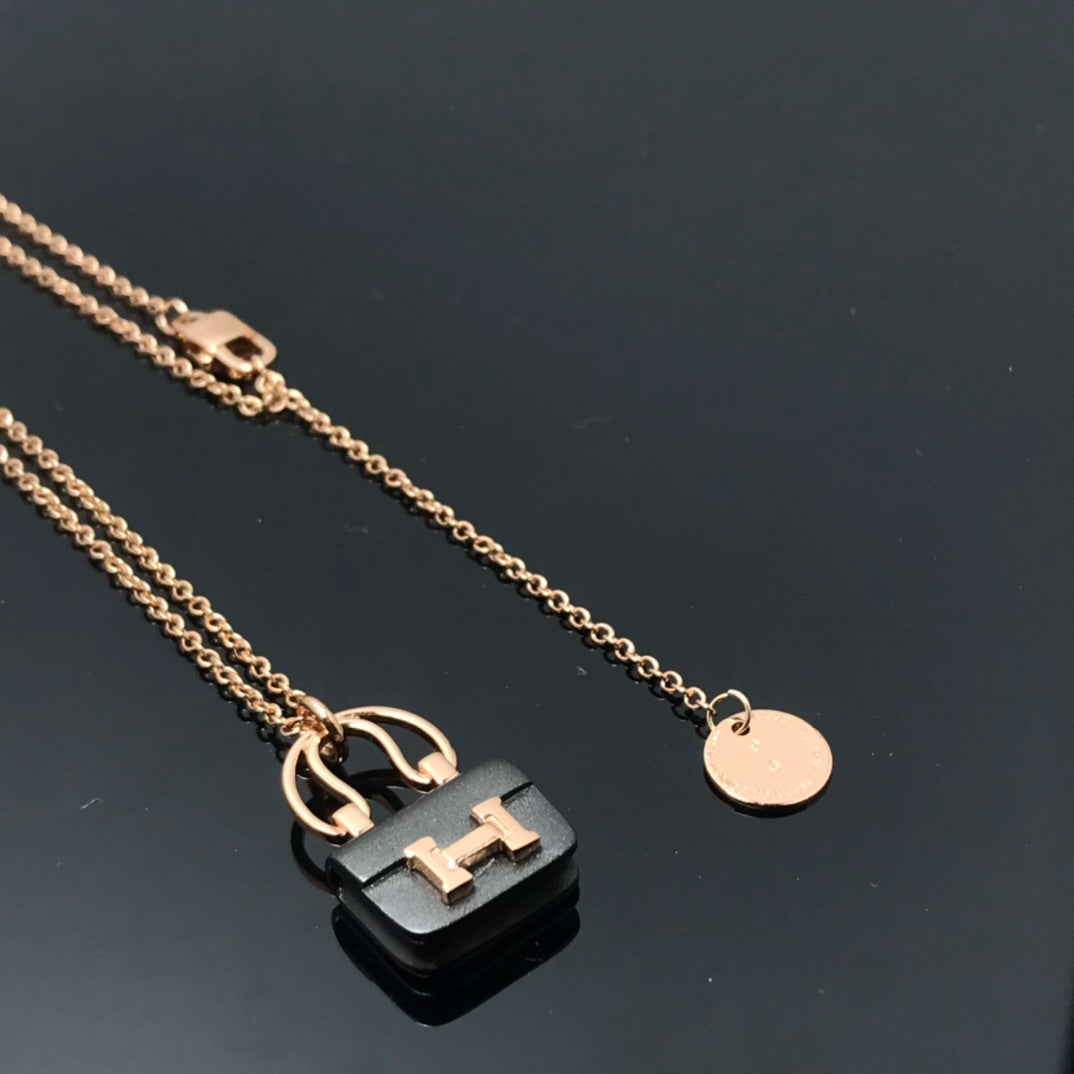 [Love's Uplift]WOMEN'S HM AMULETTES CONSTANCE PENDANT NECKLACE
