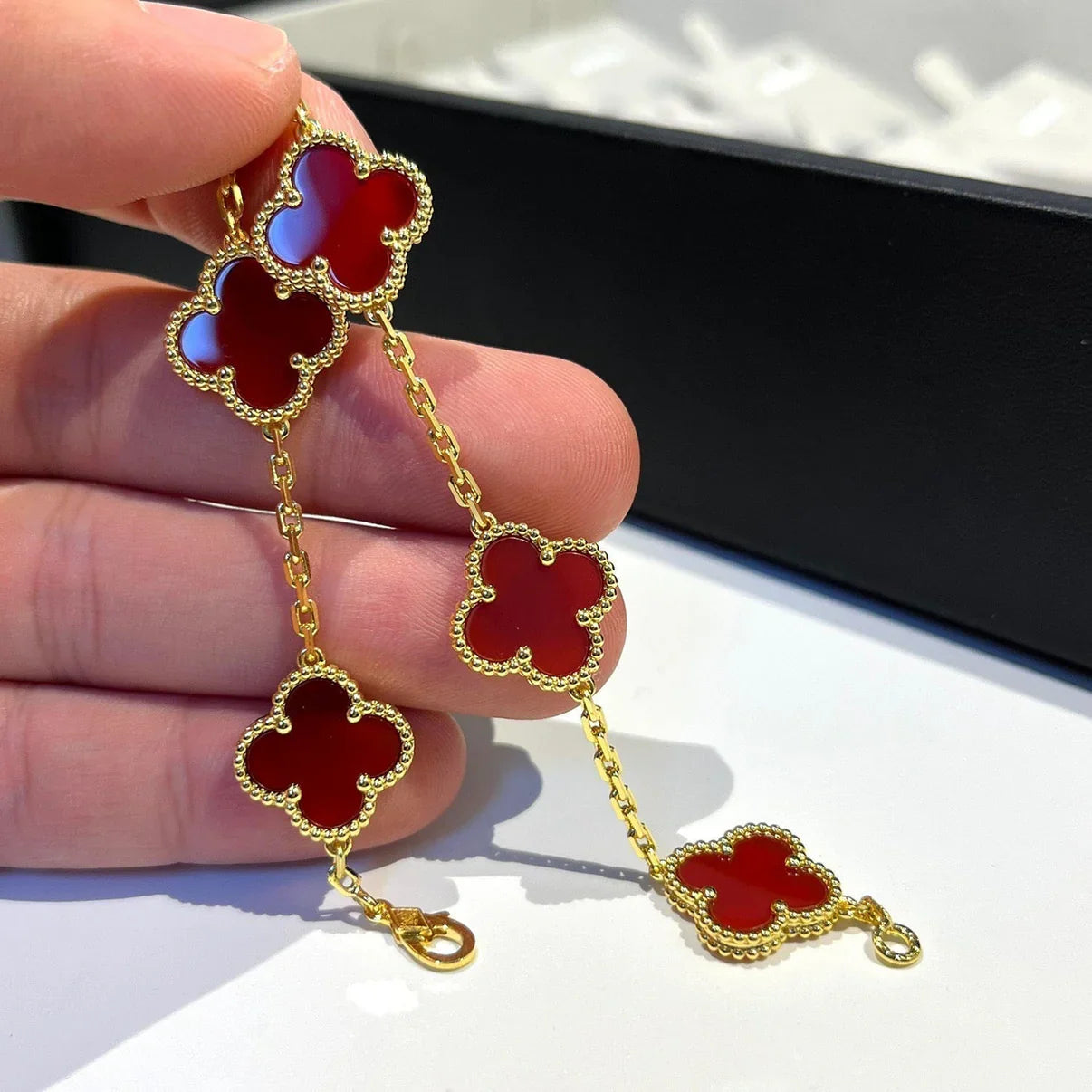 [Love's Uplift] CLOVER 5 MOTIF RED CORNELIAN BRACELET COLLECTION