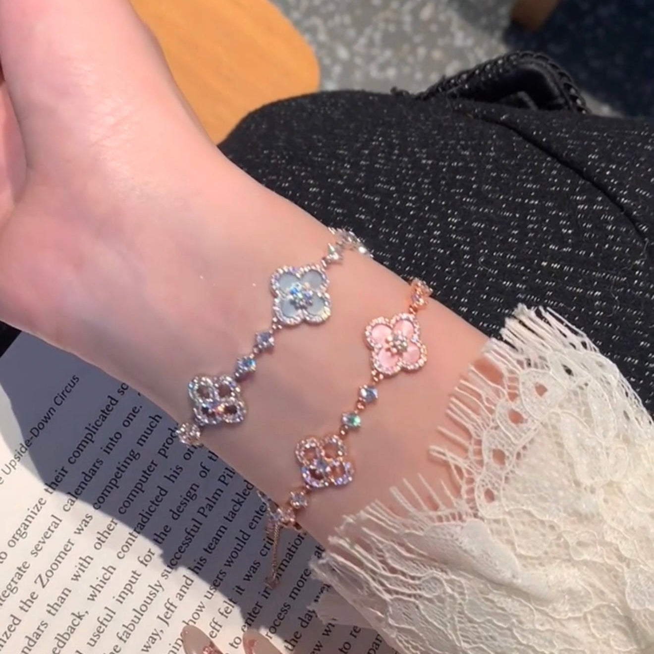 [Love's Uplift]CLOVER 5 MOTIF PINK BLUE RED WHITE BRACELET