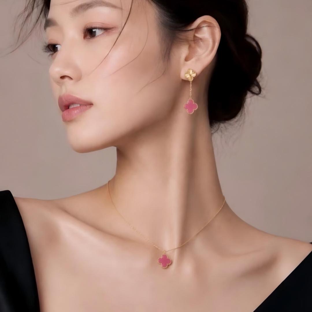 [Love's Uplift] CLOVER 1 MOTIFS PINK ENAMEL NECKLACE