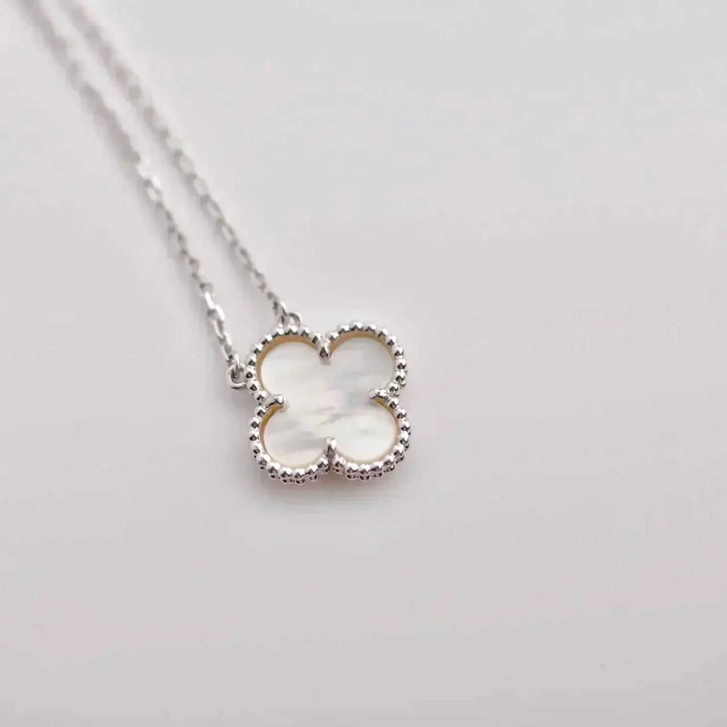 [Love's Uplift]CLOVER  15MM WHITE MOTHER-OF-PEARL SILVER