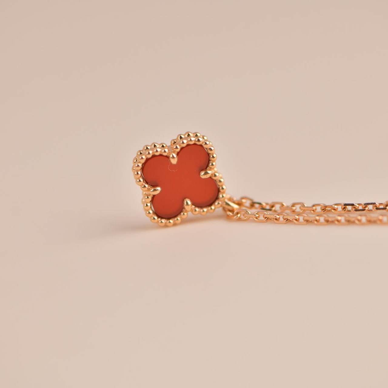 [Love's Uplift]CLOVER MINI 9.5MM WHITE CARNELIANS NECKLACE