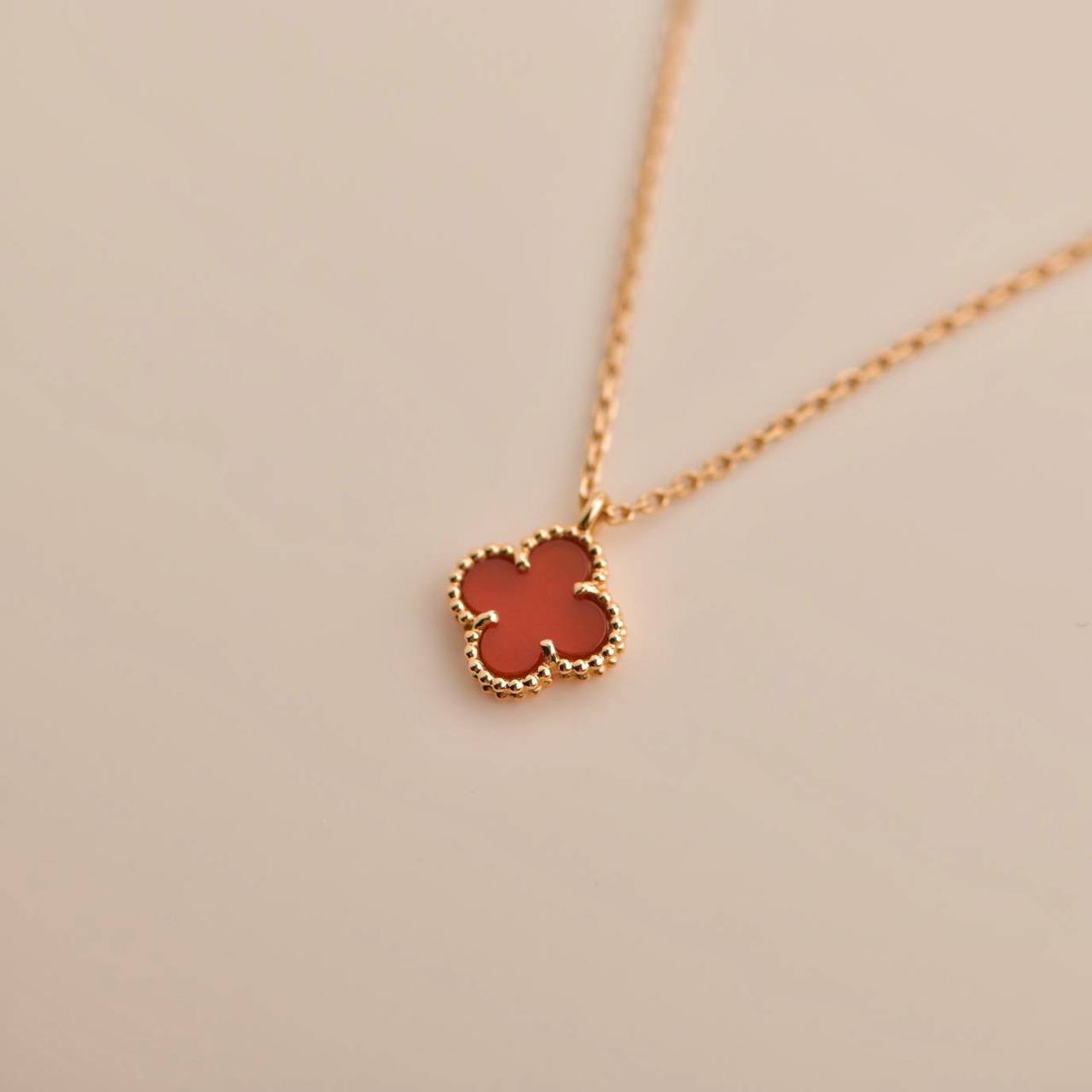 [Love's Uplift]CLOVER MINI 9.5MM WHITE CARNELIANS NECKLACE