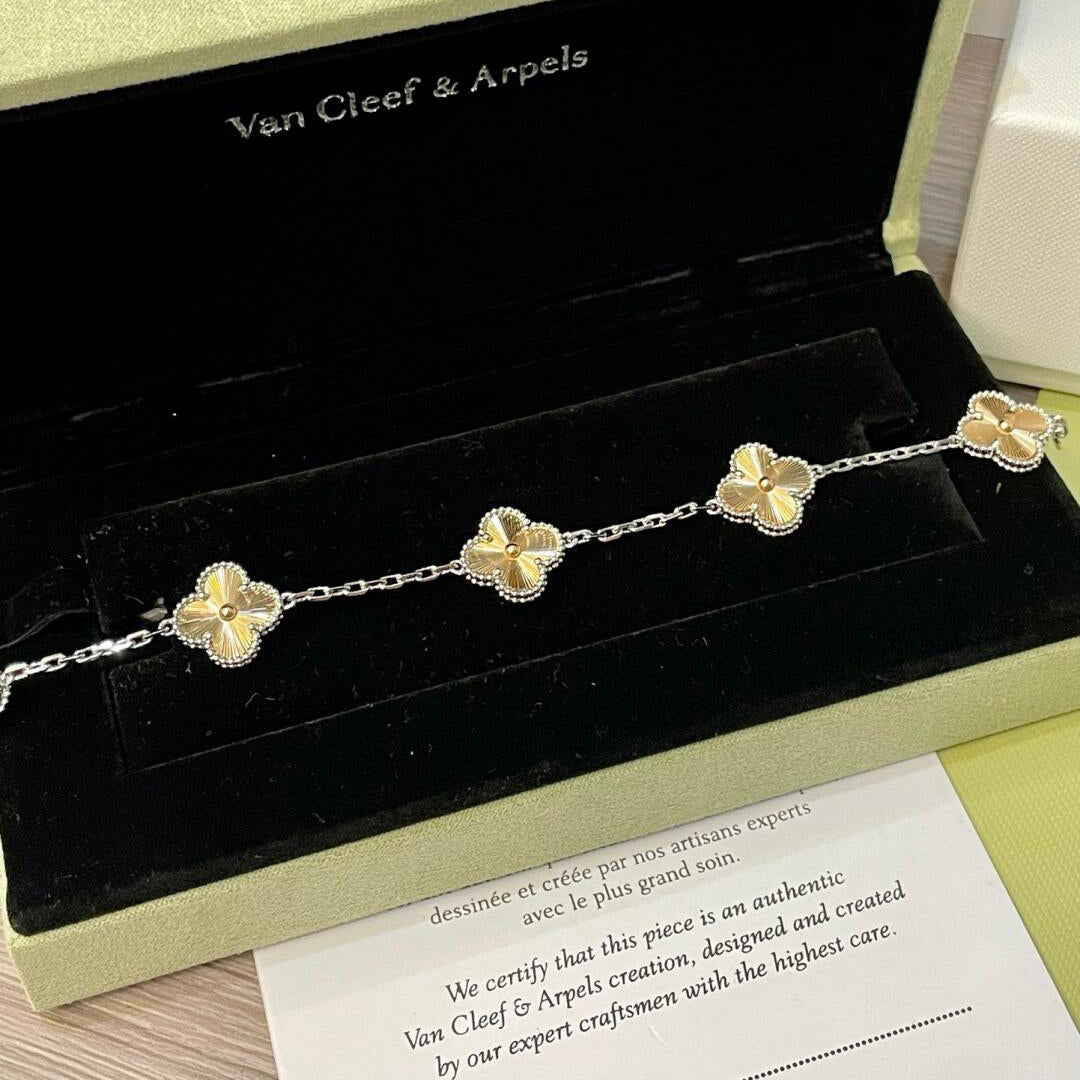 [Love's Uplift]CLOVER  5 MOTIFS  CHRISTMAS LIMITED EDITION BRACELET