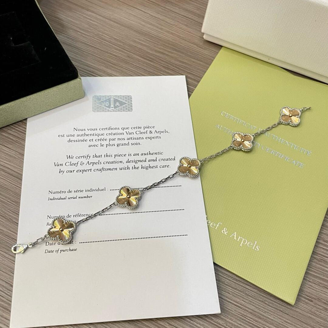 [Love's Uplift]CLOVER  5 MOTIFS  CHRISTMAS LIMITED EDITION BRACELET