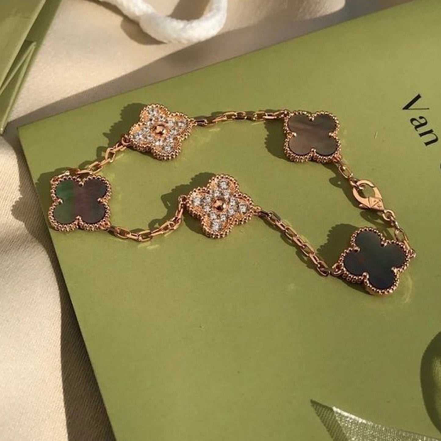 [Love's Uplift]CLOVER 5 MOTIF GRAY MOP DIAMOND BRACELET