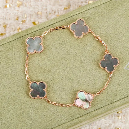 [Love's Uplift]CLOVER 5 MOTIF GRAY MOP  BRACELET