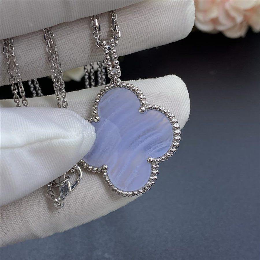 [Love's Uplift]CLOVER SILVER CHALCEDONY BIG CLOVER NECKLACE